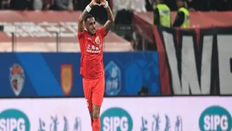 热刺追求荣耀与视觉冲击，弗兰克教练彰显务实与热情交汇